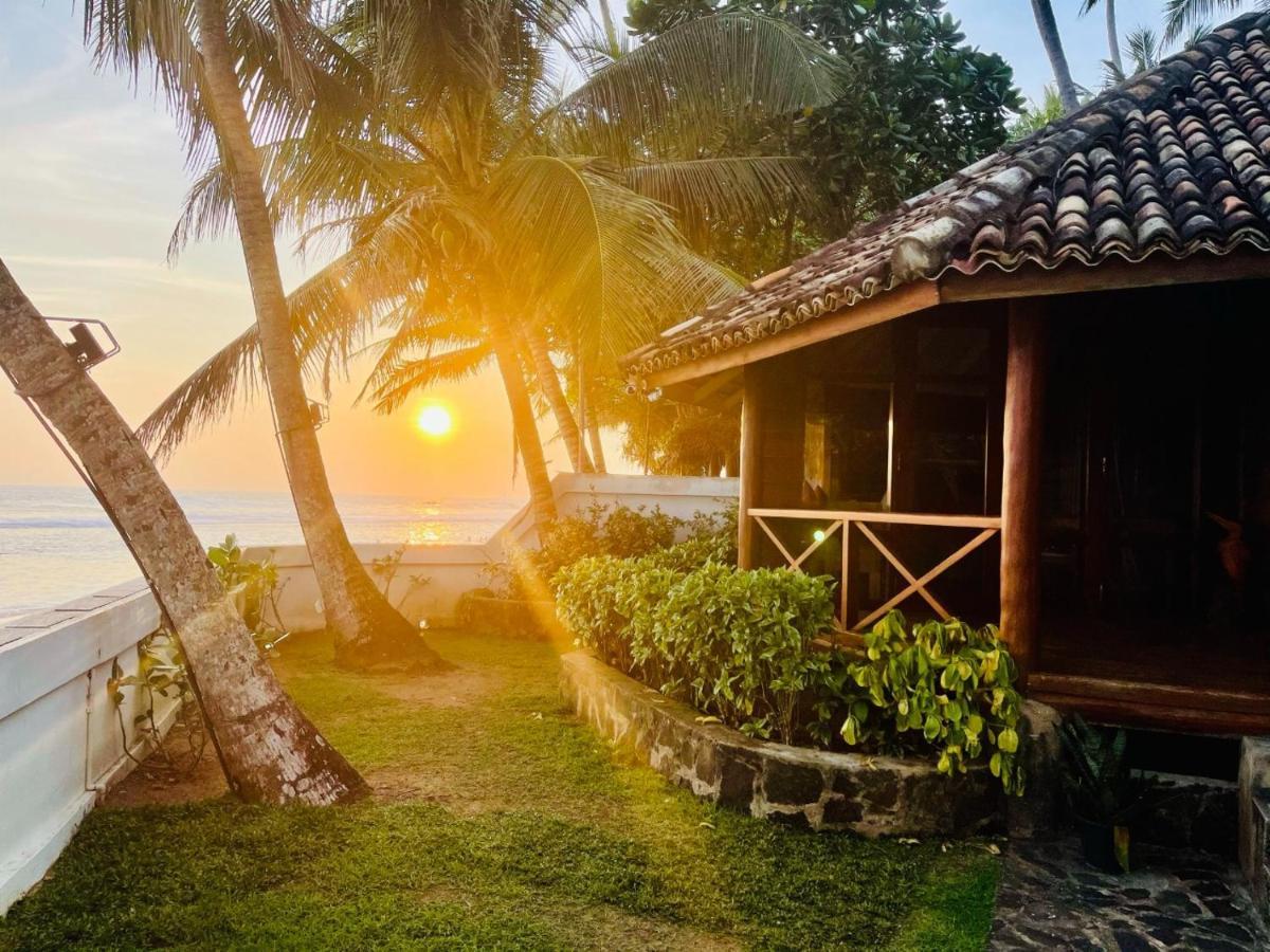 Rockside Cabanas Hotel Unawatuna Esterno foto